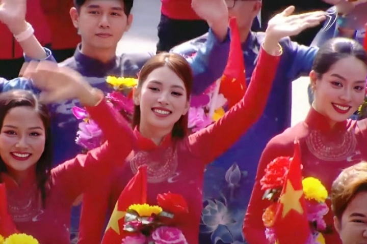 Tiểu Vy, Thanh Thủy được khen nhan sắc 'phát sáng' trong lễ diễu binh