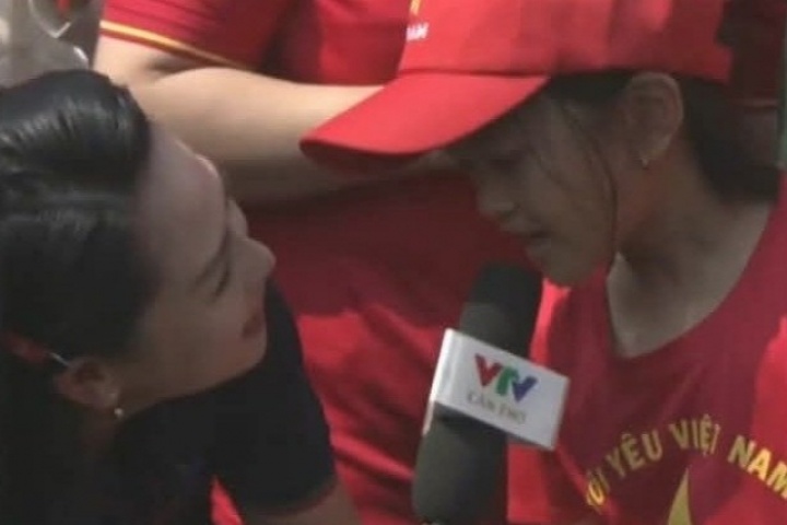 BTV Thuý Hằng VTV nhận cơn mưa lời khen vì màn phỏng vấn em bé trong đại lễ 30/4