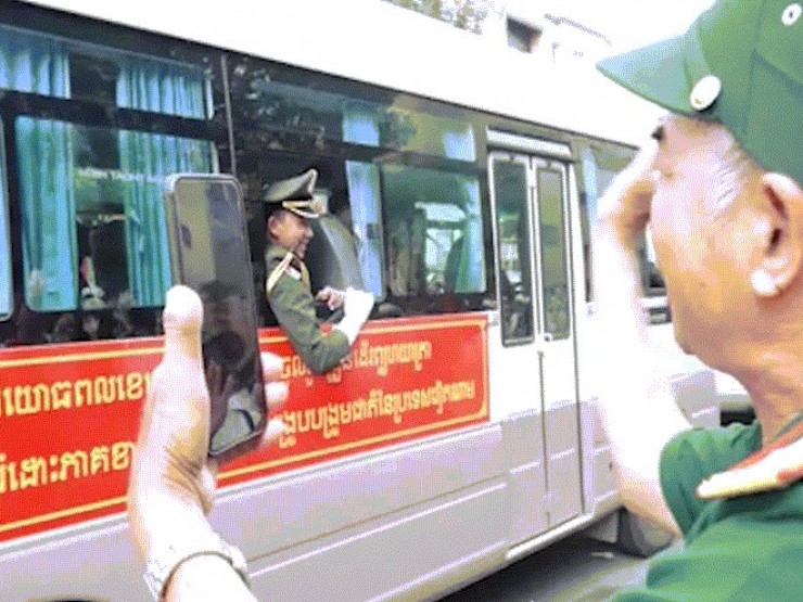 Quân đội Trung Quốc, Lào, Campuchia chào tạm biệt người dân Việt Nam