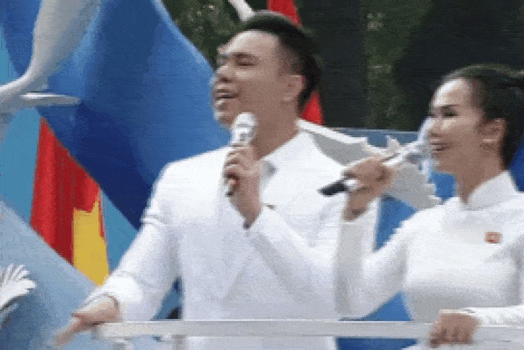Võ Hạ Trâm hát ca khúc 2,2 tỷ view ' Viết tiếp câu chuyện hòa bình ' tại Lễ diễu binh, diễu hành 30/4