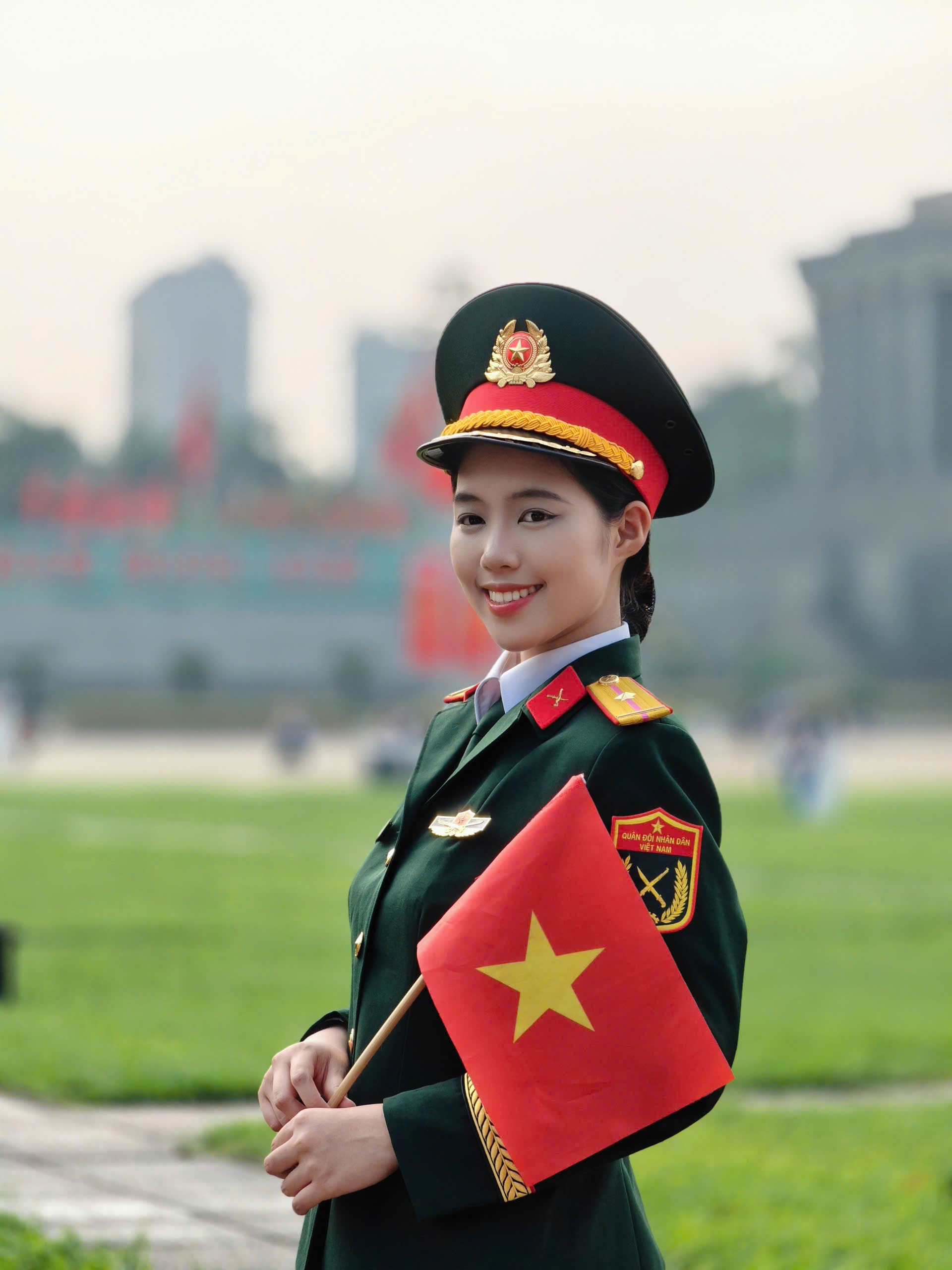 Nữ quân nhân tại Hoa hậu Việt Nam tiếp lửa truyền thống cách mạng của gia đình - 2
