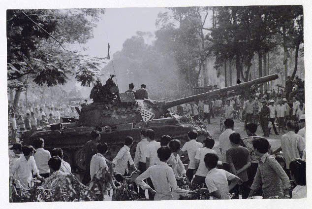 Tiếp nhận bức ảnh lịch sử &#39;Xe tăng tiến vào Dinh Độc Lập trưa ngày 30/4/1975&#39; - 4