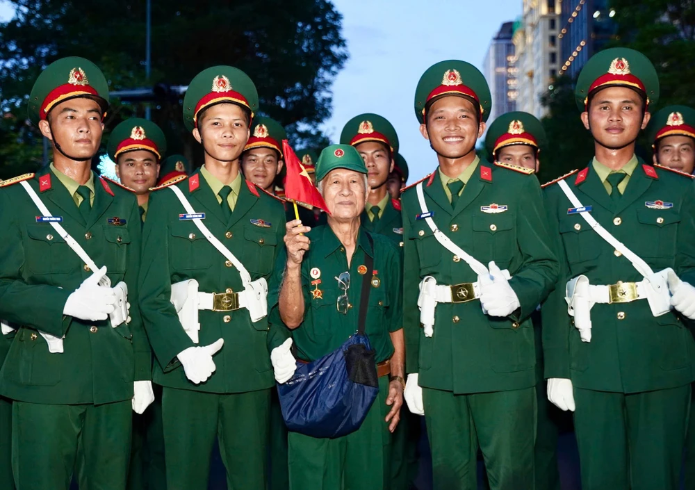 Cựu chiến binh Thái Vĩnh Trinh đi từ quận Tân Phú đến trung tâm TP để chụp ảnh cùng các sĩ quan lục quân tham gia diễu binh 30-4.
