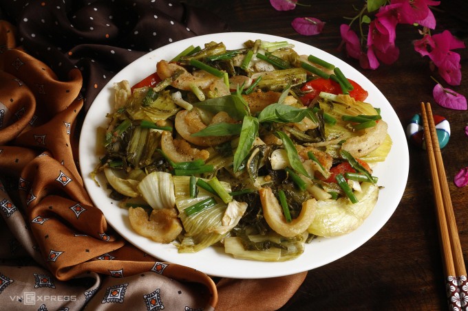 Món dưa xào tóp mỡ. Ảnh: Bùi Thủy
