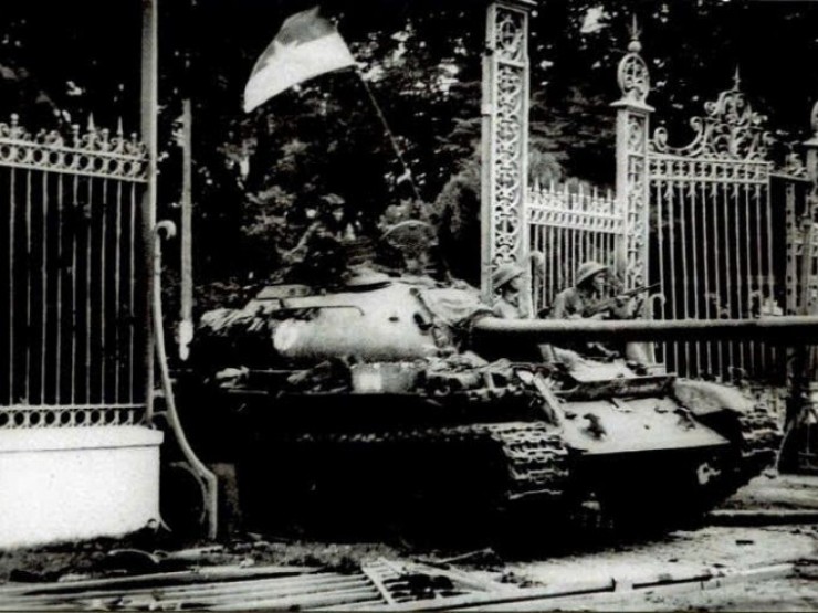 Tiếp nhận bức ảnh lịch sử “Xe tăng tiến vào Dinh Độc Lập trưa ngày 30/4/1975“