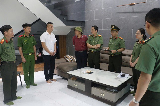 Cơ quan An ninh điều tra, Công an tỉnh Nghệ An đọc Lệnh giữ người trong trường hợp khẩn cấp đối với Tôn Quý Hòa
