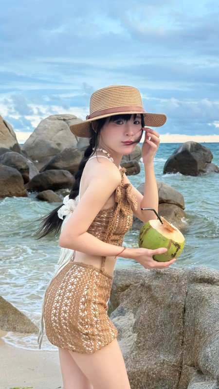 Điều đặc biệt trong phong cách của Thúy Kiều là sự tự nhiên nhưng không hề đơn điệu. Tất cả đều được lựa chọn và phối hợp khéo léo để giữ lại đúng “chất” riêng – dịu dàng, nữ tính nhưng vẫn hiện đại.