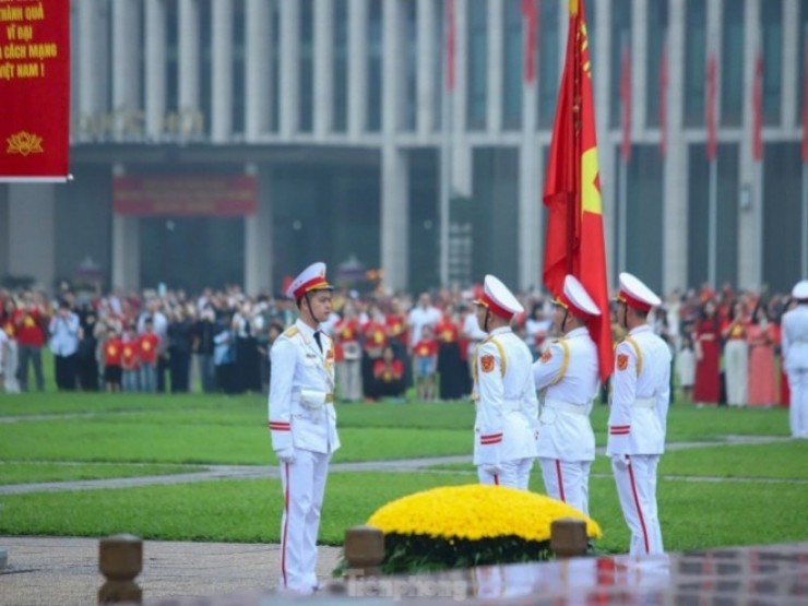 Thiêng liêng, xúc động lễ chào cờ tại Quảng trường Ba Đình sáng 30/4