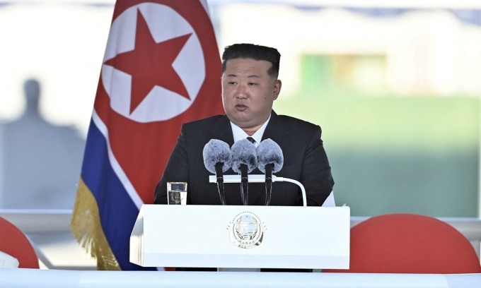 Lãnh đạo Kim Jong-un phát biểu trong lễ hạ thủy tàu khu trục lớp Choe Hyon hôm 25/4. Ảnh: KCNA