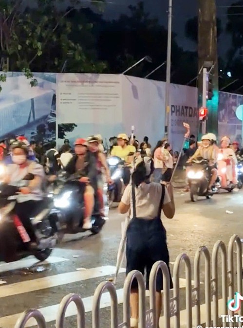 Video dàn dựng bé gái mất điện thoại đăng trên TikTok. Ảnh: Cắt từ video