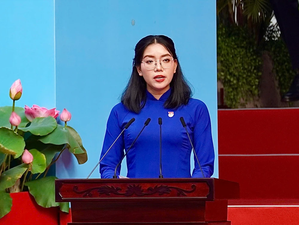 Bạn Huỳnh Mạnh Phương, Ủy viên Ban Chấp hành Thành đoàn TP.HCM, Bí thư Đoàn Trường Đại học Kinh tế - Luật, Đại học Quốc gia TP.HCM, phát biểu tại buổi lễ Kỷ niệm 50 năm thống nhất đất nước. Ảnh: THUẬN VĂN