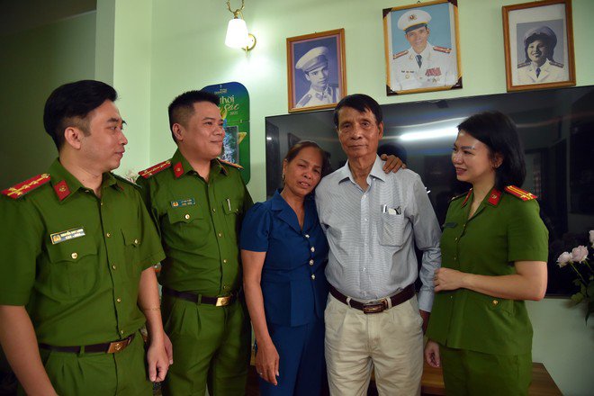 Sau gần 60 năm đằng đẵng đi tìm, ông Chu Nghiêm (cựu cán bộ CATP Hà Nội) đã tìm thấy con gái. Với sự hỗ trợ của CAP Cửa Nam qua hệ thống dữ liệu dân cư. Hạnh phúc này với ông là: "Không thể tin nổi!"