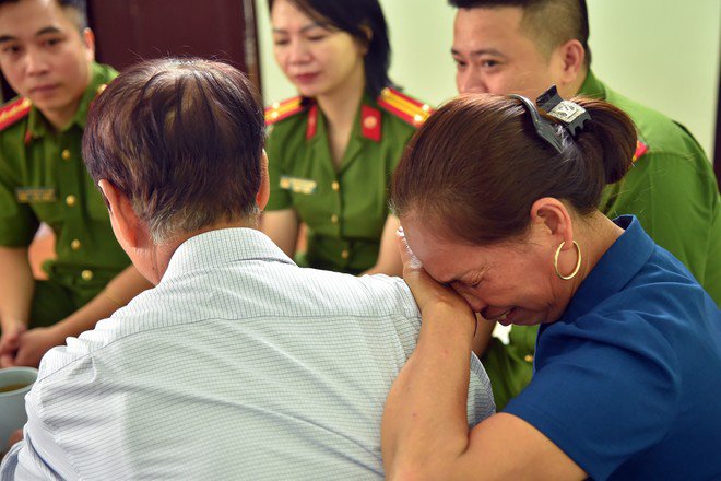  Bà Nguyễn Thị Thuỷ (tên trước khi thất lạc là Chu Thị Tuyết Mai) nhiều lần ôm lấy vai cha   khóc khi nhớ lại những ngày tháng đã qua...  