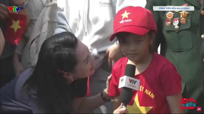BTV Thuý Hằng VTV nhận cơn mưa lời khen vì màn phỏng vấn em bé trong đại lễ  30/4