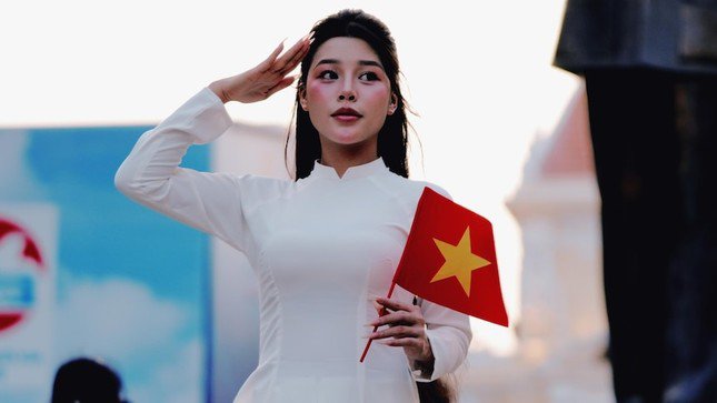Bức ảnh được ABC đăng tải với dòng chú thích: "Niềm tự hào dân tộc được thể hiện trọn vẹn khi Thành phố Hồ Chí Minh chuẩn bị cho ngày lễ lớn kỷ niệm 50 năm ngày kết thúc chiến tranh". (Ảnh: ABC)