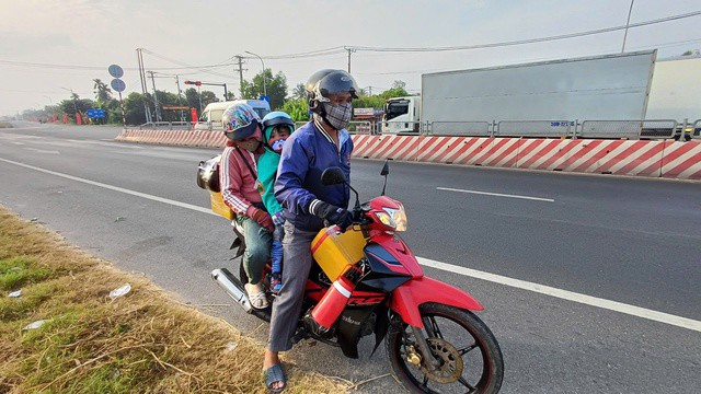 Người lao động ở miền Tây vượt quãng đường hàng trăm km bằng xe máy để về bên gia đình sau khi được công ty cho nghỉ lễ
