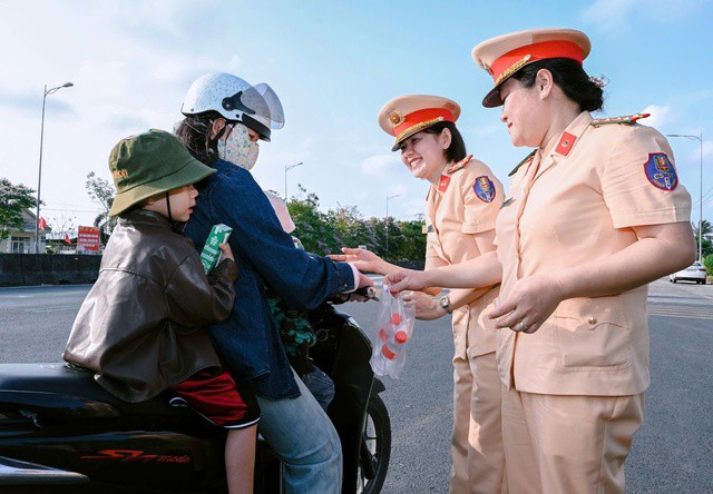 CSGT phát nước suối, bánh cho người dân trên đường về quê nghỉ lễ - 5