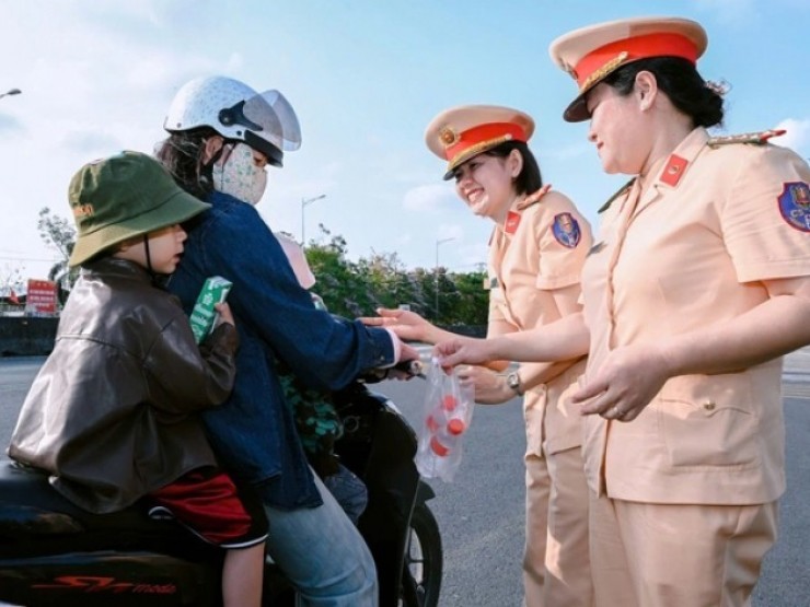 CSGT phát nước suối, bánh cho người dân trên đường về quê nghỉ lễ