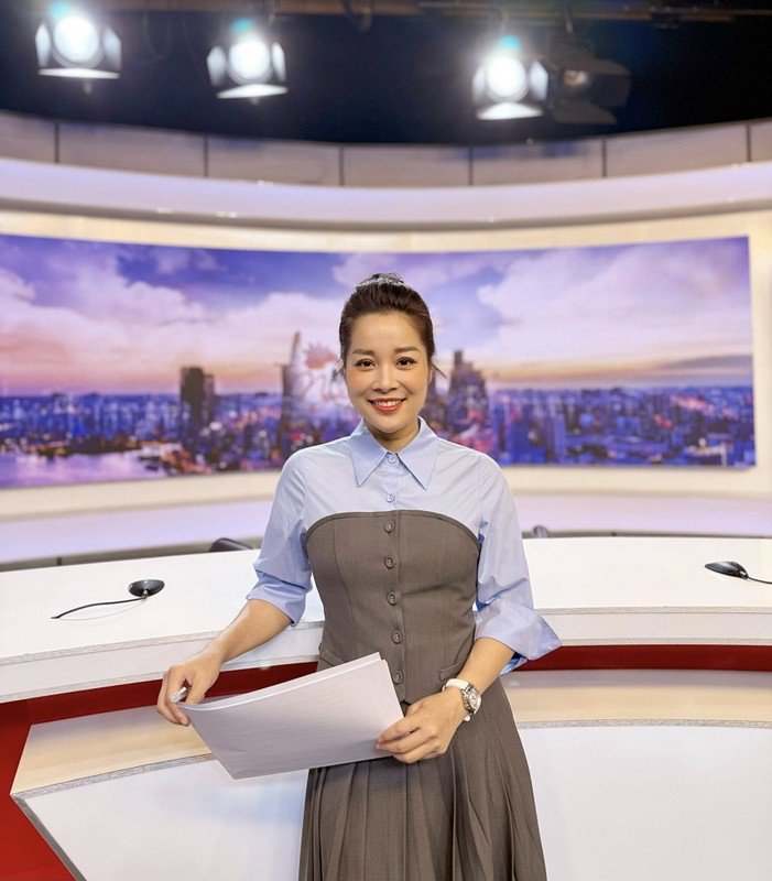 Minh Hương sinh năm 1985, từng theo học khoa Đàn Tỳ bà tại Học viện Âm nhạc Quốc gia Việt Nam nhưng lại được khán giả biết đến với tư cách diễn viên, nổi nhất là phim Nhật ký Vàng Anh phát sóng trên VTV năm 2007.