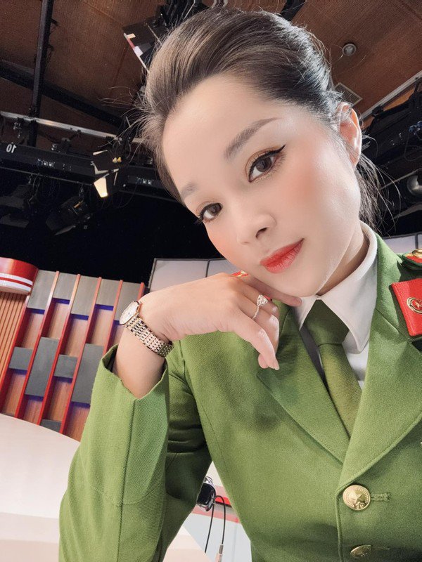 Dù đảm nhiệm việc dẫn các bản tin thời sự, an ninh gai góc, ngoài đời Minh Hương vẫn giữ nét mềm mại, nữ tính.