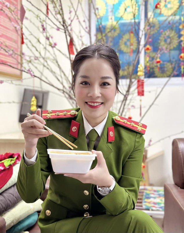 Sau nhiều năm hoạt động trong showbiz, cô vẫn giữ được nhan sắc tươi trẻ và ngoại hình gần như không thay đổi.