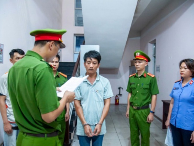 Khởi tố, bắt tạm giam tài xế xe đầu kéo tông 2 người tử vong