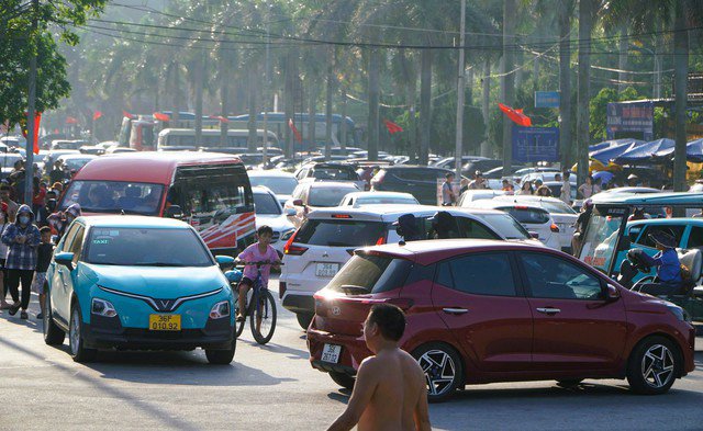 Đường phố Sầm Sơn có những thời điểm ô tô kín đường