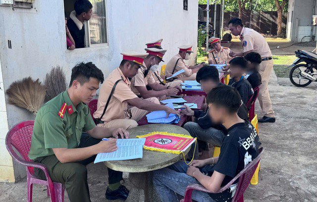 Lực lượng chức năng lập biên bản xử lý nhóm thiếu niên tổ chức đua xe trái phép