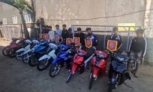 Nhóm thiếu niên chuẩn bị cờ trao giải đua xe tại đường Hồ Chí Minh