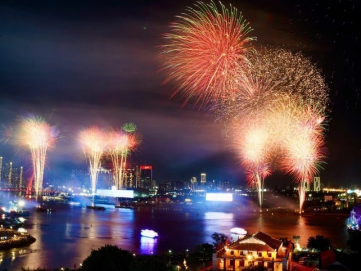 Người dân trầm trồ, mãn nhãn với màn bắn pháo hoa tối 30-4