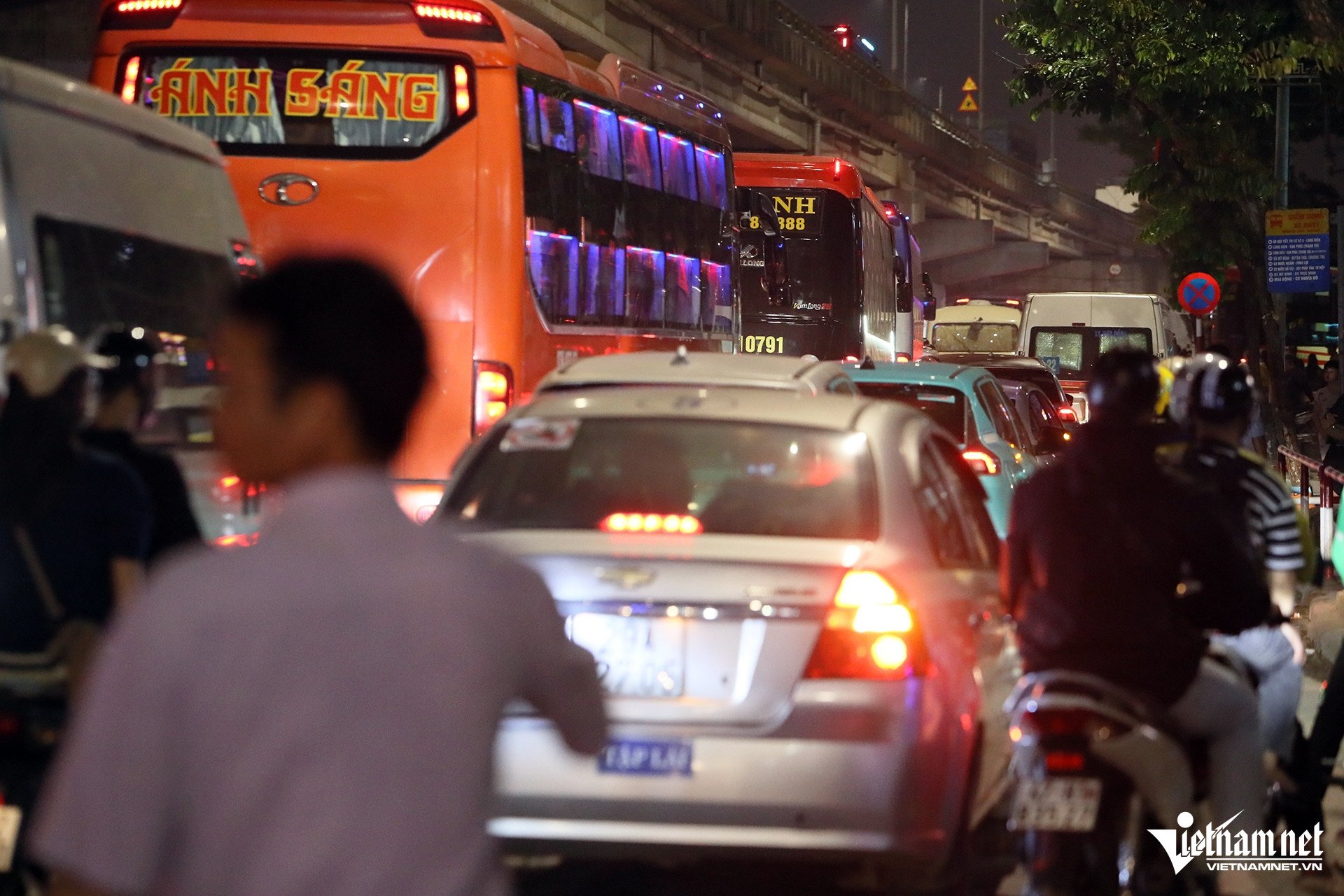 Tranh thủ nửa đêm về quê nghỉ lễ, dòng xe ùn ứ 5km trên cao tốc Pháp Vân - Cầu Giẽ - 6