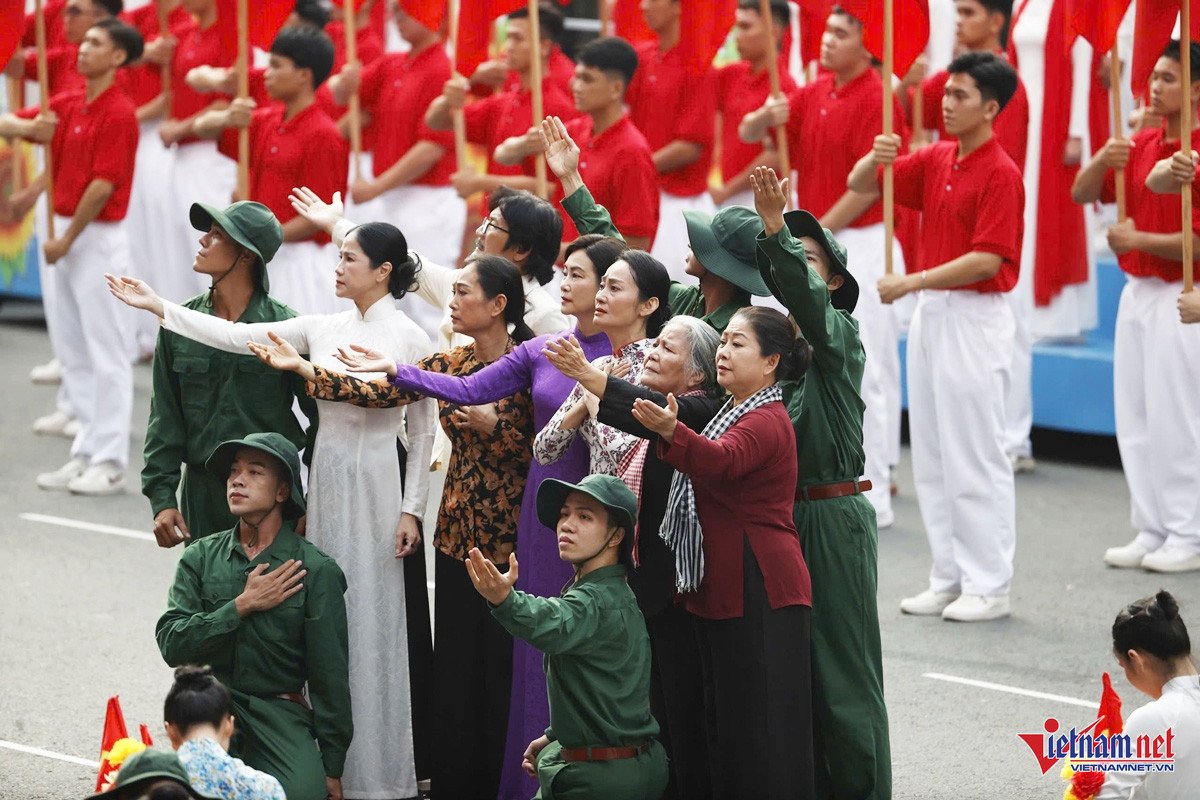 NSƯT Lê Thiện trong chương trình đại lễ 30/4/2025. Ảnh: Phạm Hải.