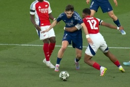 Tranh cãi Arsenal thoát penalty trước PSG: Timber ôm Kvaratskhelia trong vòng cấm