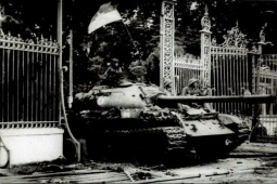 Tiếp nhận bức ảnh lịch sử ' Xe tăng tiến vào Dinh Độc Lập trưa ngày 30/4/1975 '