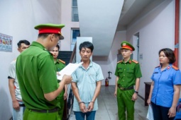 Khởi tố, bắt tạm giam tài xế xe đầu kéo tông 2 người tử vong