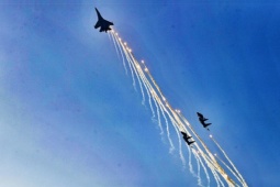 21 phát đại bác rền vang, tiêm kích Su30-MK2 thả bẫy nhiệt sáng rực trời TPHCM