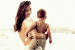' Gái bốn con ' Miranda Kerr giữ eo thon dù không ăn kiêng