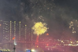 Người dân trầm trồ, mãn nhãn với màn bắn pháo hoa tối 30-4