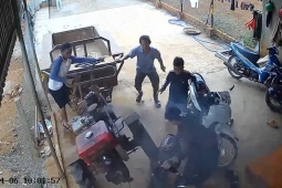 Clip: Hú hồn công nông nổ máy lao thẳng về người phụ nữ ngồi ở sân nhà