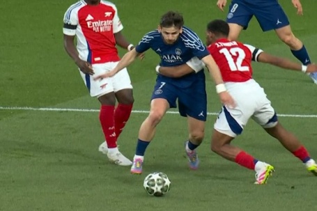 Tranh cãi Arsenal thoát penalty trước PSG: Timber ôm Kvaratskhelia trong vòng cấm