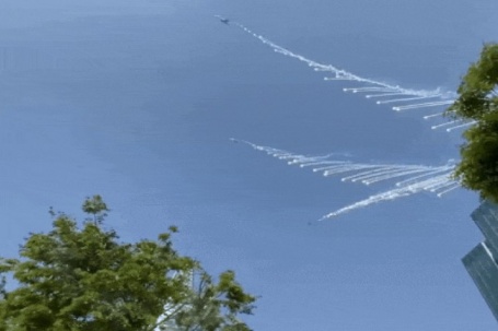 Tiêm kích Su-30MK2 thả bẫy nhiệt trên bầu trời TP HCM