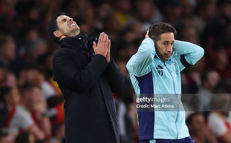 Jover người được mệnh danh là “phù thủy” bóng chết của Arsenal