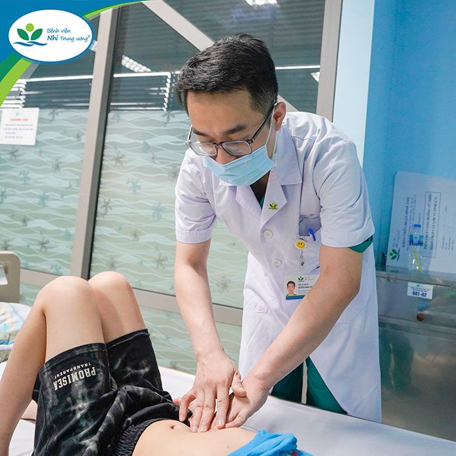 Bác sĩ&nbsp;thăm khám cho bệnh nhi tại Trung tâm Ngoại Tổng hợp.