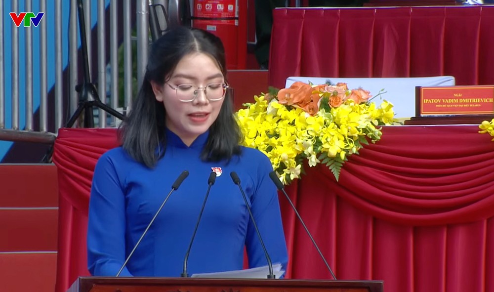 Những bóng hồng tài sắc tại lễ kỷ niệm 50 năm thống nhất đất nước - 1