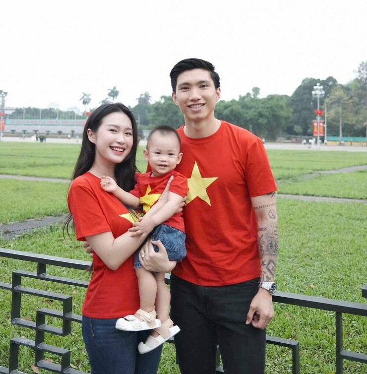 Nhân dịp kỷ niệm 50 năm thống nhất đất nước, Văn Hậu đưa bà xã Doãn Hải My và con trai - bé Lúa - đi chụp ảnh ở Lăng Bác. Gia đình nhỏ của hậu vệ người Thái Bình thể hiện tình yêu đất nước với đồng phục cờ đỏ sao vàng. "Cùng nhau sống lại niềm tự hào ngày 30/4. Hoà bình đẹp lắm", Văn Hậu viết chú thích cho loạt ảnh chụp cùng vợ con đăng trên trang cá nhân sáng 30/4.