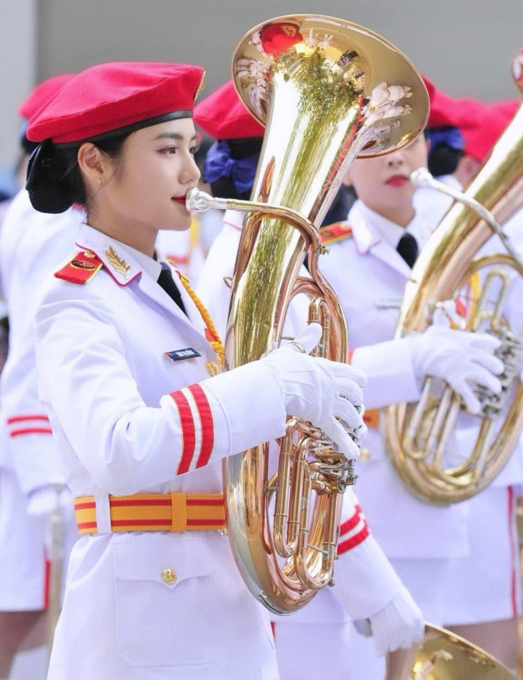 Những bóng hồng tài sắc tại lễ kỷ niệm 50 năm thống nhất đất nước - 24