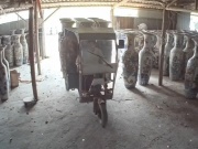 Clip: Nền nhà bất ngờ sụt, xe ba gác chở lọ lộc bình đổ nhào trong tích tắc