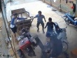 Clip: Hú hồn công nông nổ máy lao thẳng về người phụ nữ ngồi ở sân nhà