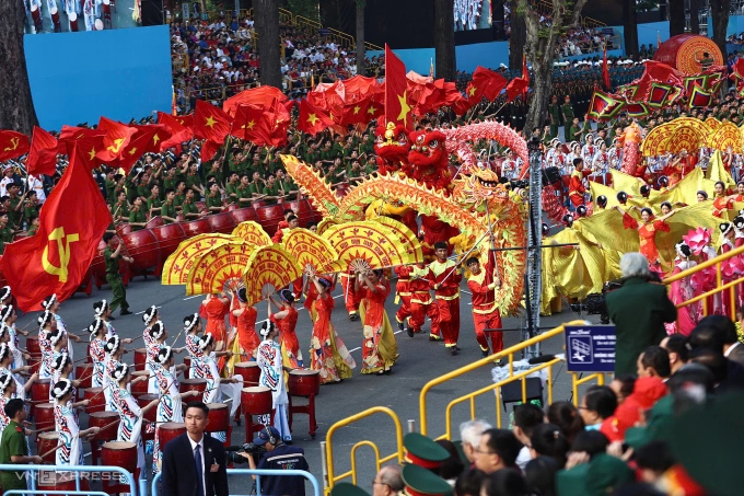 Quân đội, công an diễu hành giữa biển người - 2
