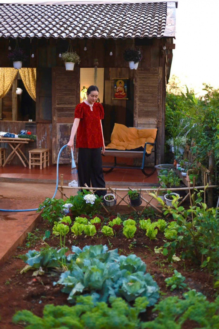 Khoảnh khắc Thùy thư giãn bên khu vườn nhỏ&nbsp;